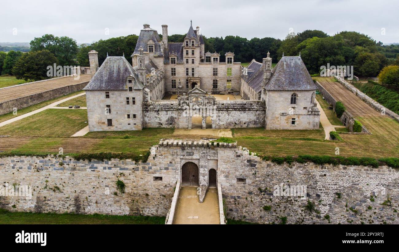 Vue aérienne du château de Kerjean en Bretagne, France - Manoir fortifié de style Renaissance construit pour les membres de la famille Barbier en 16th Banque D'Images