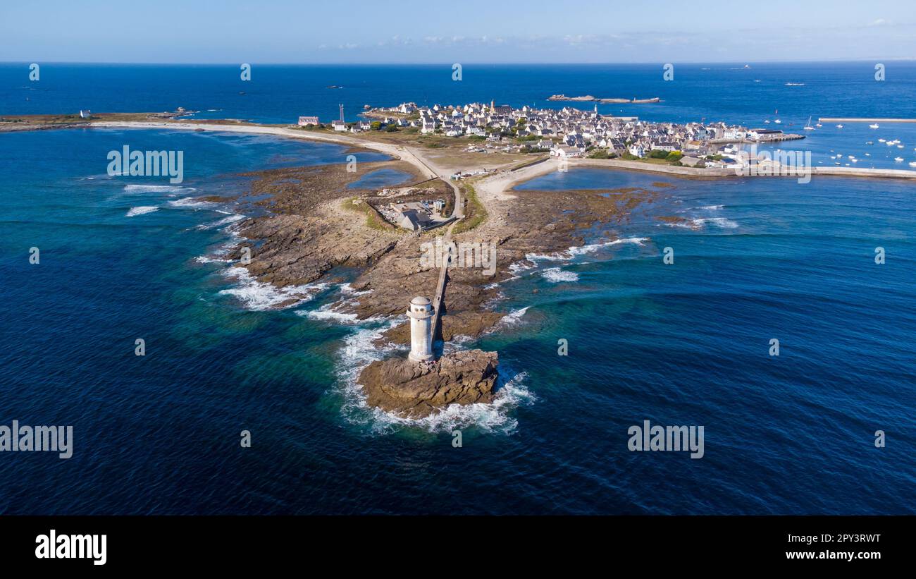 Vieux foghorn de Gueveur sur l'île éloignée de l'Île de Sin au large de la Bretagne en France - désarroi de l'équipement de navigation maritime sur un petit IS Banque D'Images