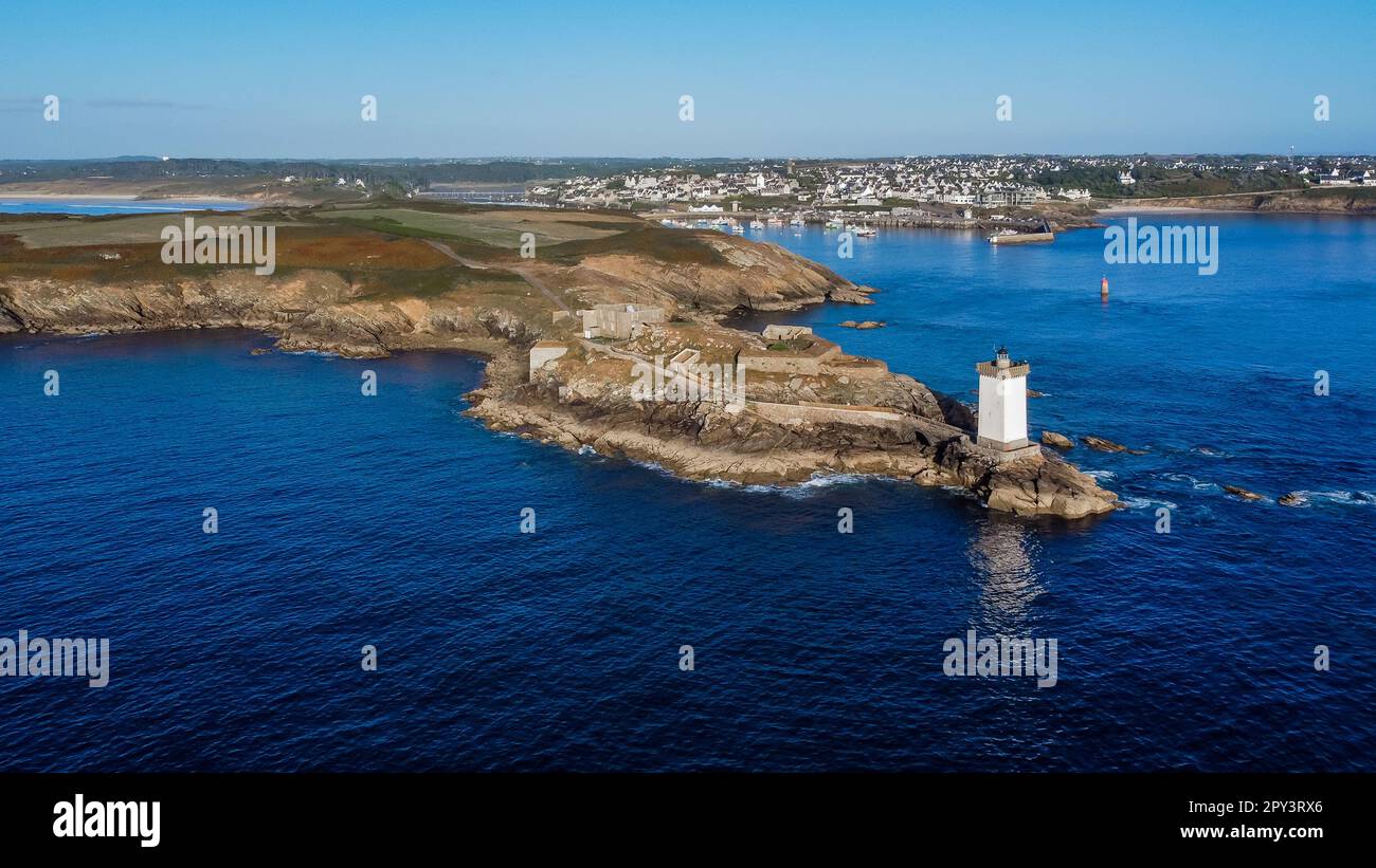 Vue aérienne du phare de Kermorvan à l'ouest de Brest en Bretagne, France - Tour carrée construite au bout d'un cap rocheux face à l'océan Atlantique Banque D'Images