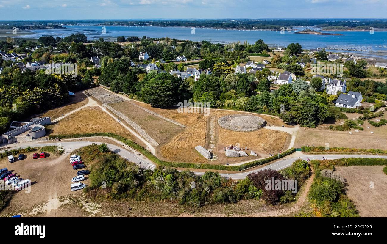 Vue aérienne du mégalith de Locmariaquer près de Carnac en Bretagne - Tumulus néolithique, cairn et menhir en calcaire dans le Morbihan Banque D'Images