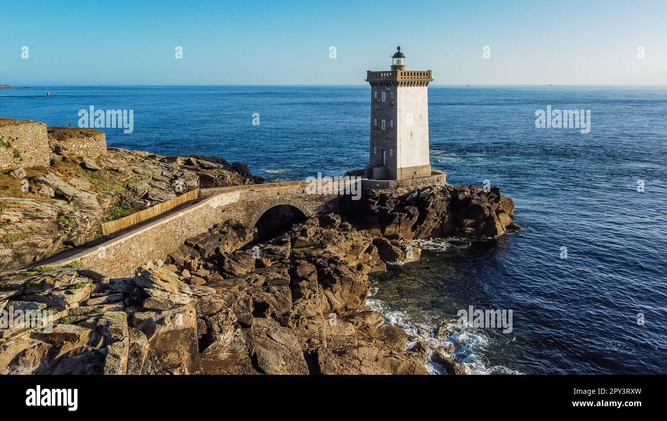 Vue aérienne du phare de Kermorvan à l'ouest de Brest en Bretagne, France - Tour carrée construite au bout d'un cap rocheux face à l'océan Atlantique Banque D'Images