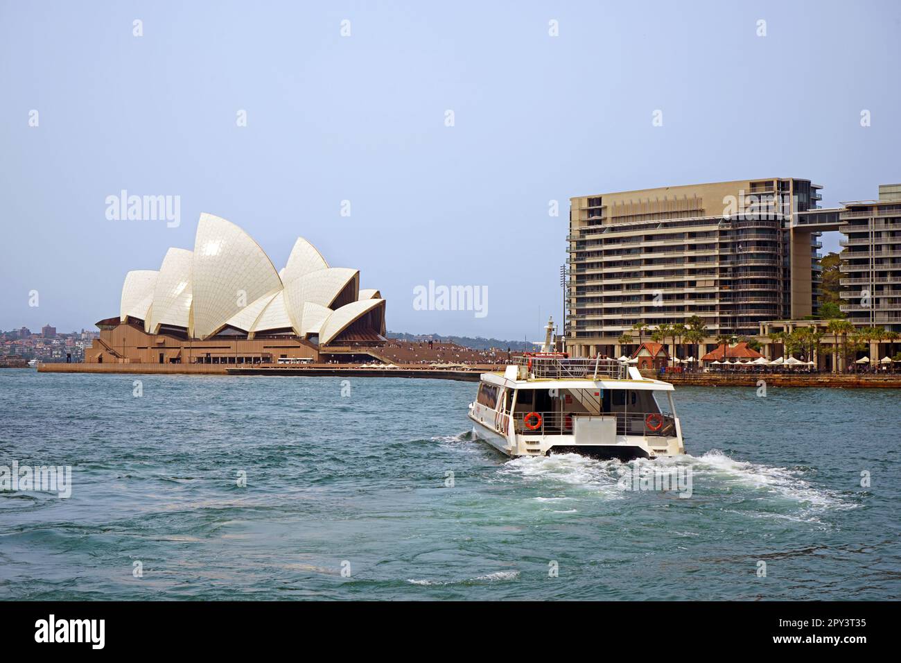 Ferry quittant les quais cirqulaires et l'opéra. Banque D'Images