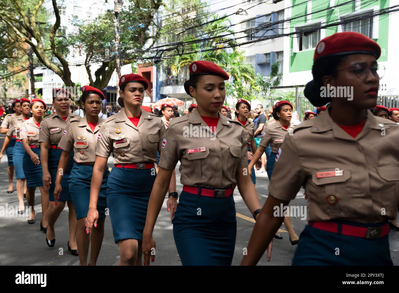 Salvador, Bahia, Brésil - 07 septembre 2022: Des femmes soldats de la police militaire de Bahias sont vues parader pendant la journée de l'indépendance brésilienne à Salvado Banque D'Images