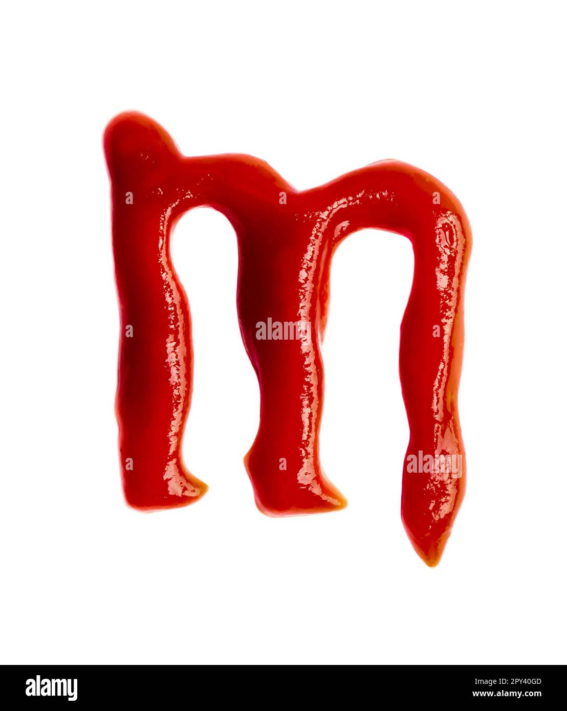 Lettre M avec ketchup sur fond blanc Banque D'Images