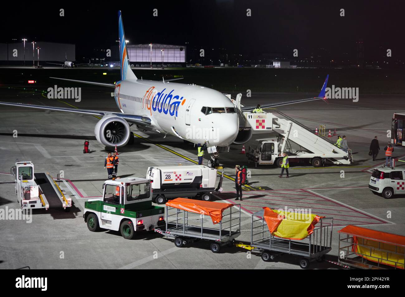 Avion flydubai en attente de départ sur la piste de l'aéroport. ORIO AL SERIO, BERGAME, ITALIE - AVRIL 2023 Banque D'Images