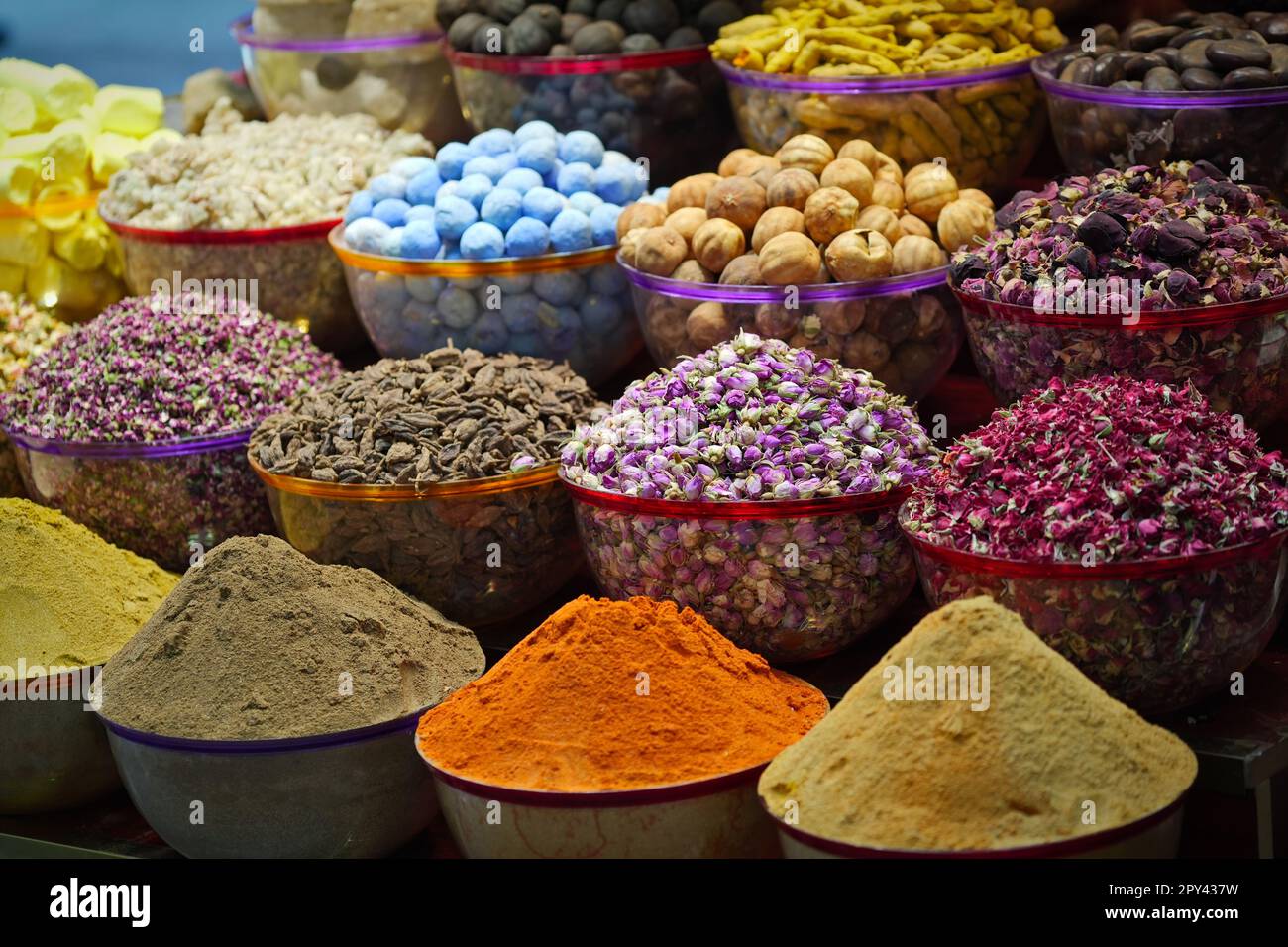 Variété d'épices et de fleurs d'herbes séchées sur le marché de rue arabe. Dubai Spice Souk à Deira, Émirats arabes Unis. Banque D'Images
