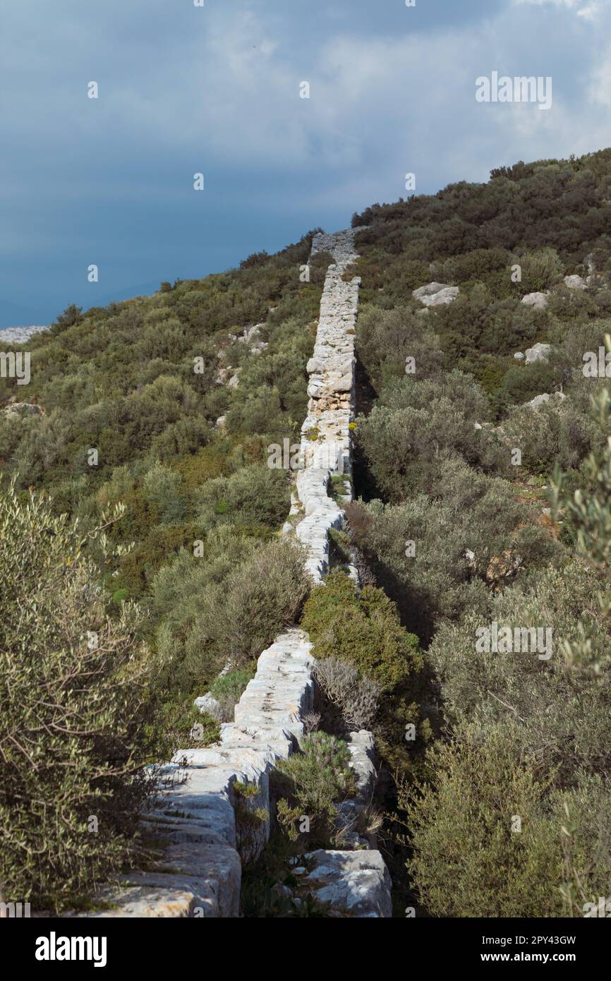 Ruines de l'ancien aqueduc romain. Vue sur le pont de Delikkemer dans la forêt d'oliviers près de la côte méditerranéenne de la mer. Près de Patara Ancient City à l'emplacement Kalkan, Kas, Banque D'Images