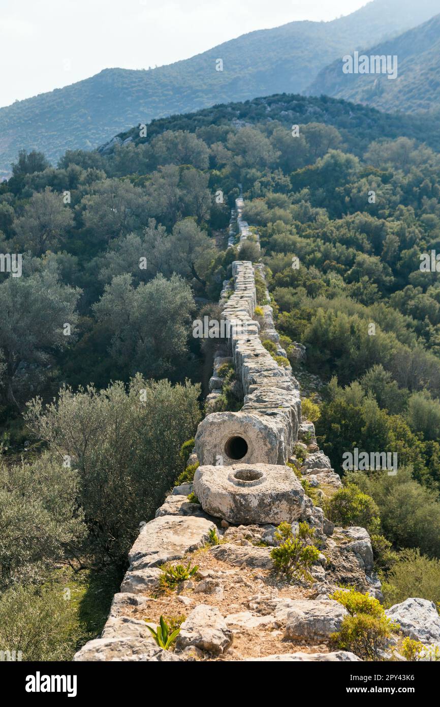 Ruines de l'ancien aqueduc romain. Vue sur le pont de Delikkemer dans la forêt d'oliviers près de la côte méditerranéenne de la mer. Près de Patara Ancient City à l'emplacement Kalkan, Kas, Banque D'Images