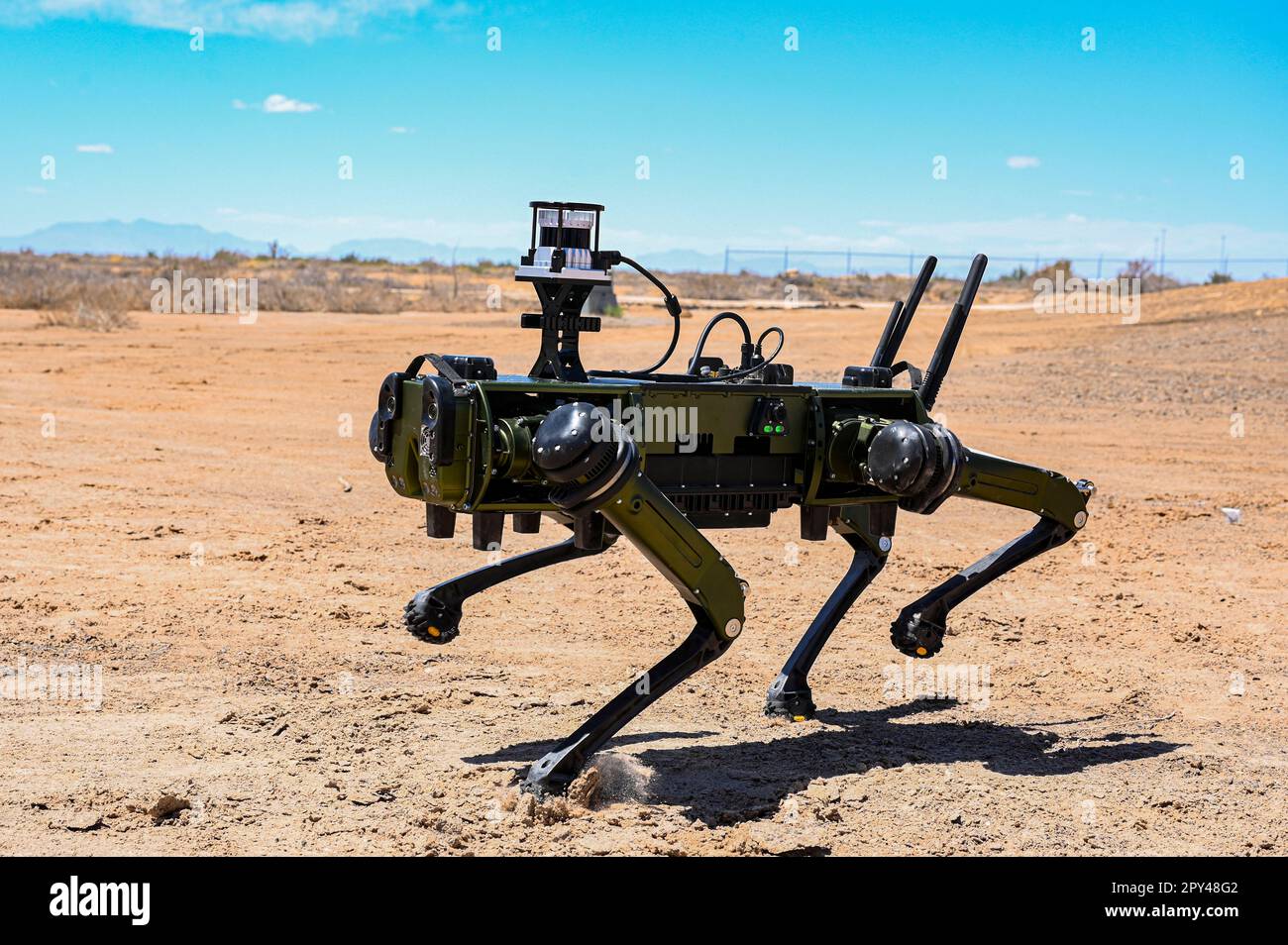 Un robot au sol Q-UGV Vision 60 effectue une mission de simulation de route  à la base aérienne de Holloman, au Nouveau-Mexique, au 17 avril 2023. Le  Vision 60 est un robot