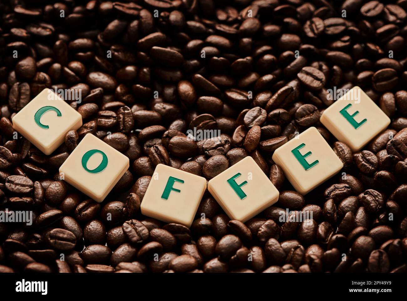 Le café me fait sourire. Gros plan de lettres en bloc formant le mot café sur une pile de grains de café. Banque D'Images