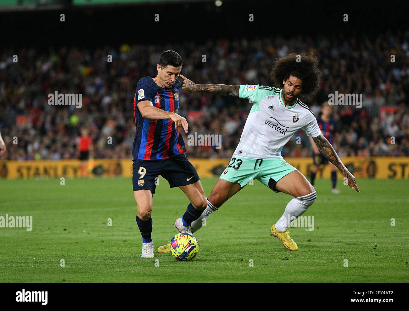 Barcelone, ESP. 02nd mai 2023. FC BARCELONE contre CA OSASUNA 2 mai 2023 Robert Lewandowski (9) du FC Barcelone dribbles Aridane (23) de CA Osasuna pendant le match entre le FC Barcelone et CA Osasuna correspondant à la trente-trois journée de la Liga Santander au camp Spotify Nou à Barcelone, Espagne. Crédit : rosdemora/Alay Live News Banque D'Images