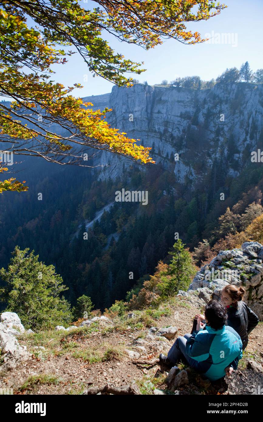 Randonneurs de jour ayant un pique-nique au sommet des falaises du Crux du Van dans les montagnes du Jura suisse. Banque D'Images