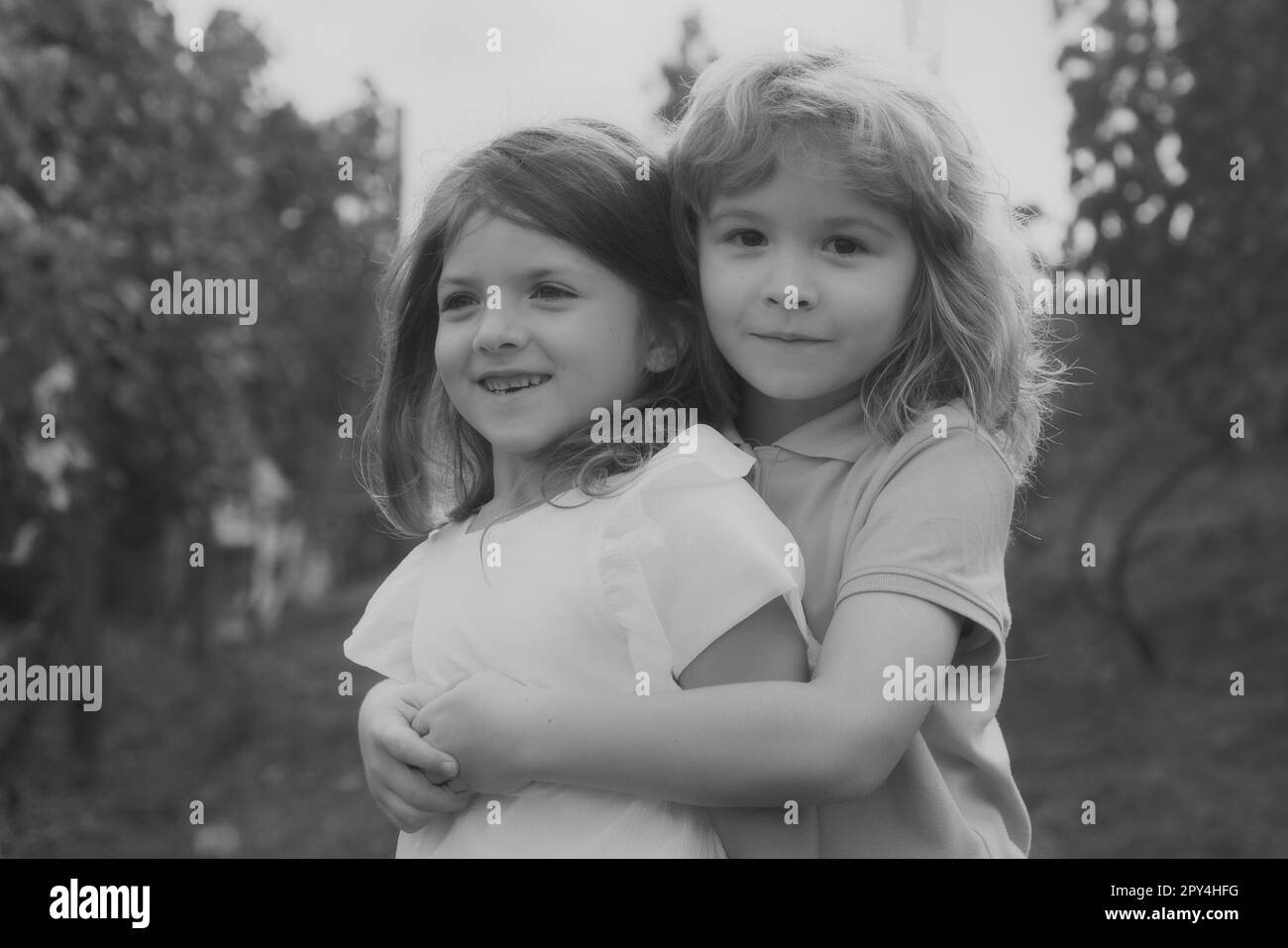 Petit garçon et fille amoureux. Enfants gais jouant sur le parc à l'extérieur. Portrait d'été d'enfants heureux et mignons. Un enfant charmant, les premiers enfants adorent. Heureux Banque D'Images