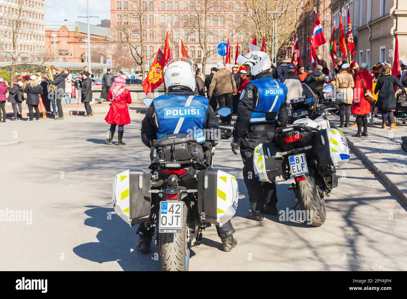Deux policiers à moto qui gardent l'œil sur la procession du jour de mai commencent à Tampere en Finlande Banque D'Images