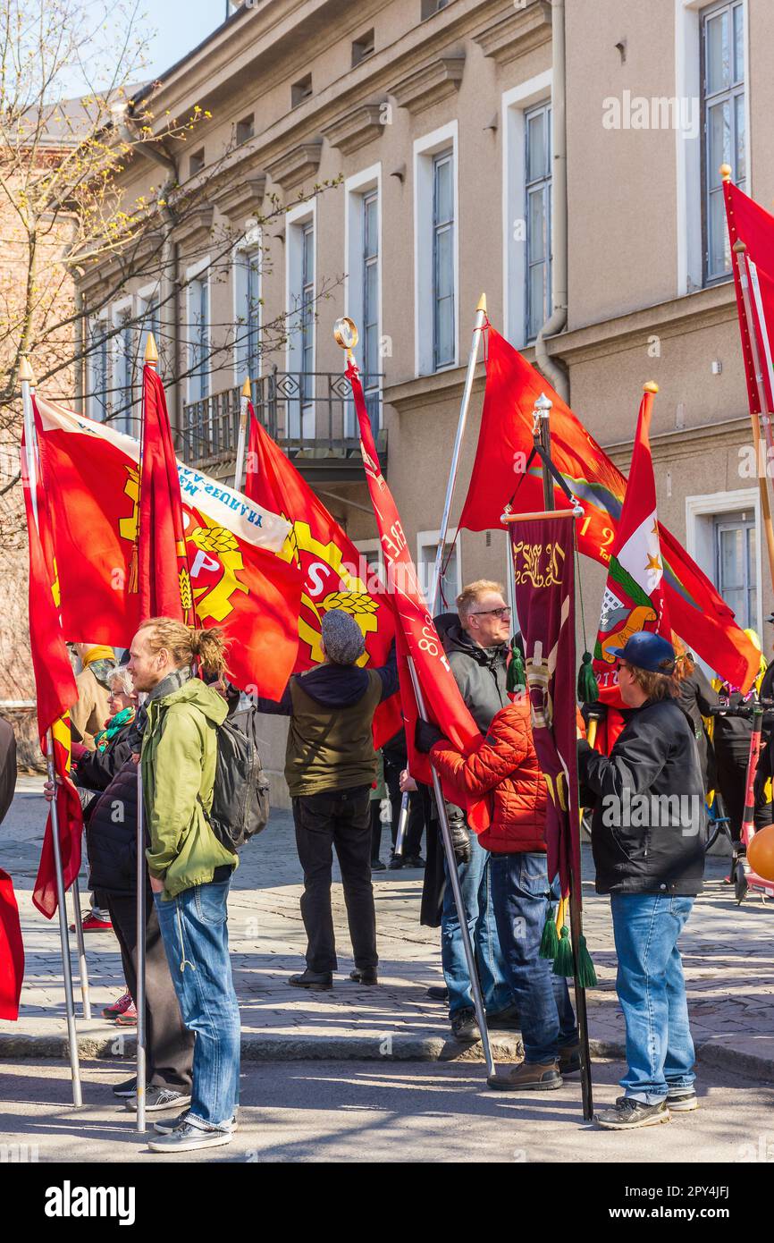 Drapeaux rouges sur la procession du jour de mai à Tampere en Finlande Banque D'Images