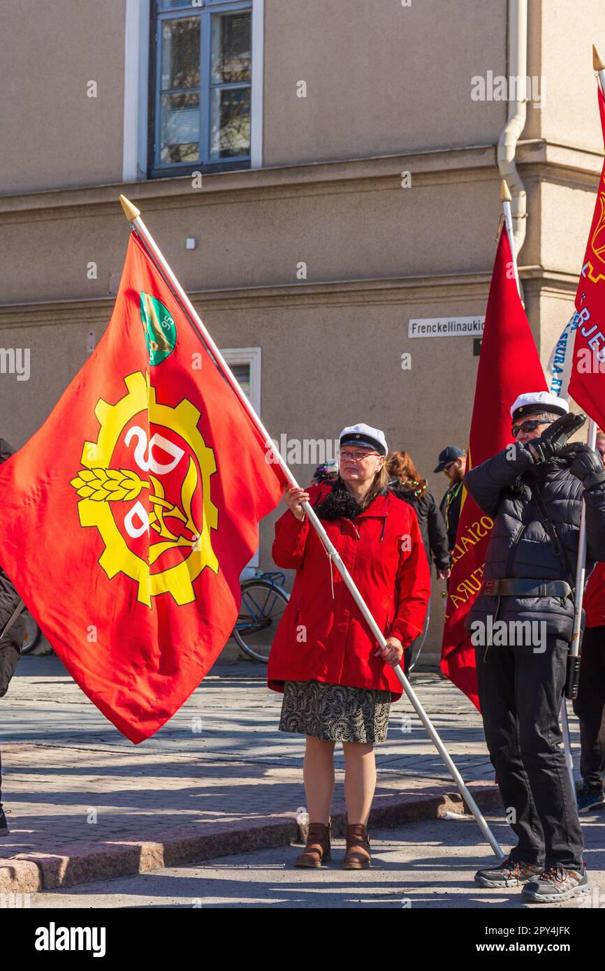 Drapeaux rouges sur la procession du jour de mai à Tampere en Finlande Banque D'Images