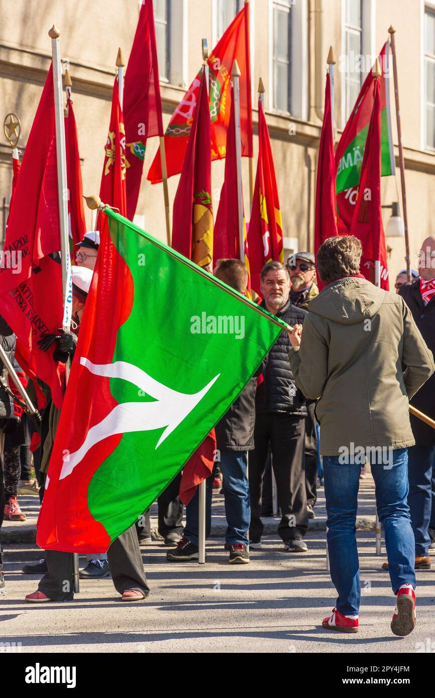 Drapeaux rouges sur la procession du jour de mai à Tampere en Finlande Banque D'Images