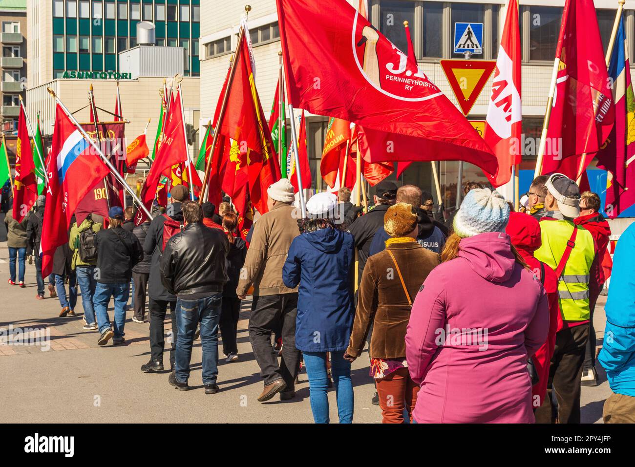 Drapeaux rouges sur la procession du jour de mai à Tampere en Finlande Banque D'Images