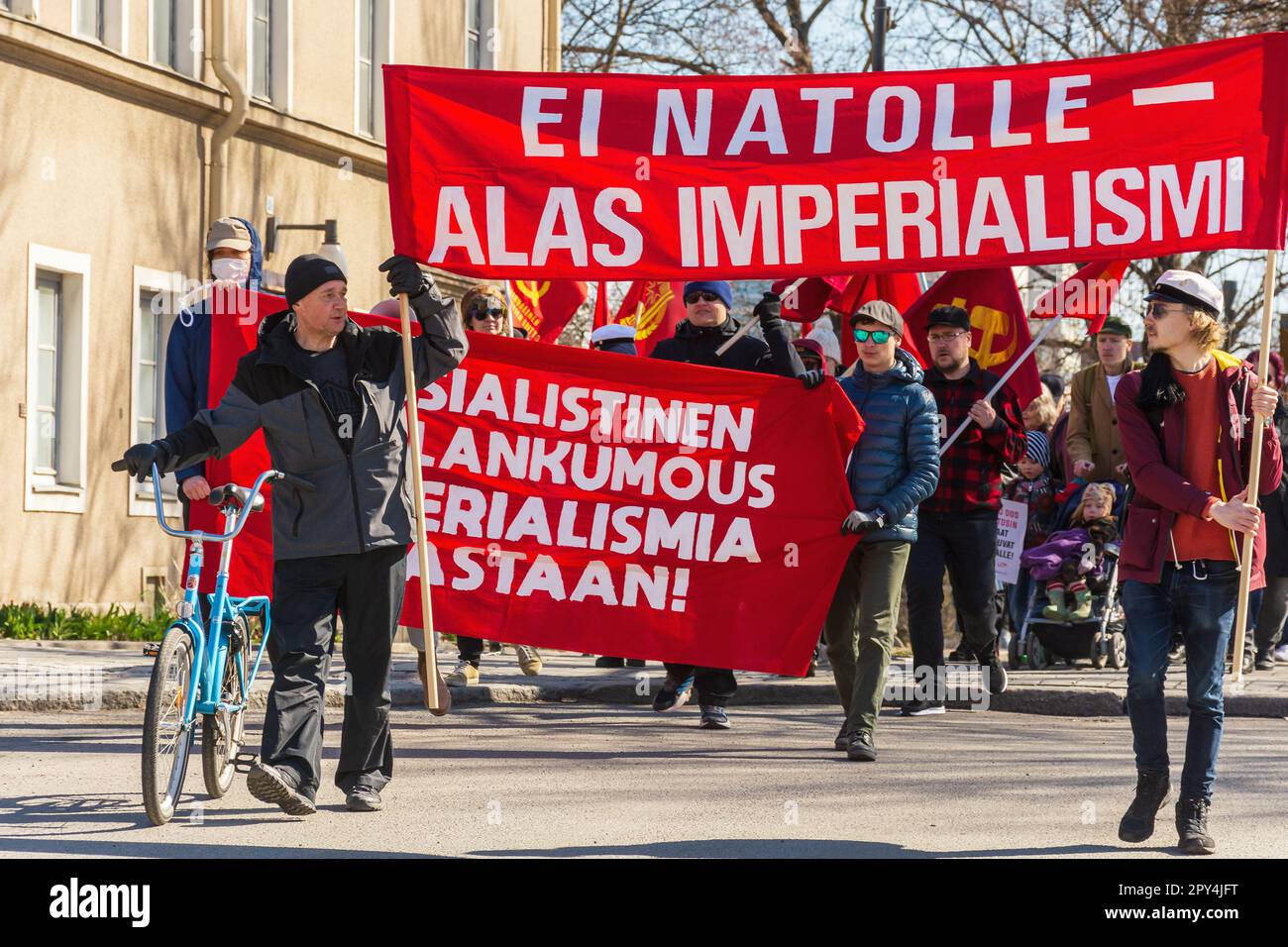 Non à l'OTAN il lit dans la bannière lors de la procession du jour de mai à Tampere en Finlande Banque D'Images