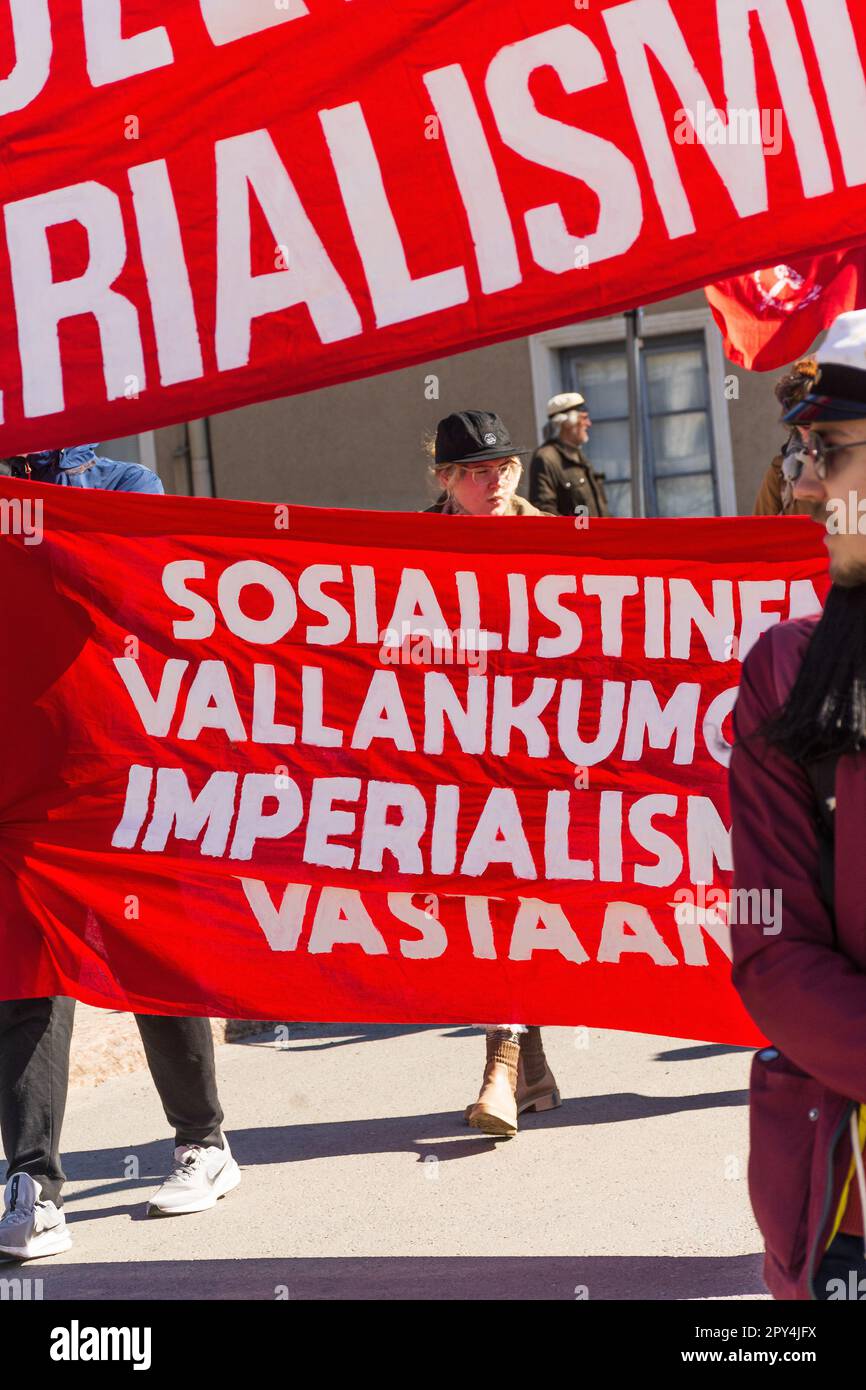 Non à l'OTAN il lit dans la bannière lors de la procession du jour de mai à Tampere en Finlande Banque D'Images