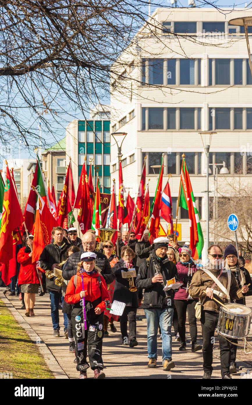 Drapeaux rouges sur la procession du jour de mai à Tampere en Finlande Banque D'Images