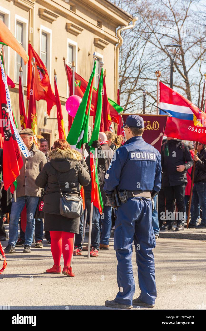 La police surveille le début des processions du jour de mai à Tampere en Finlande Banque D'Images