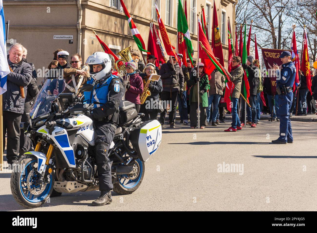 La police de moto surveille le début de la procession du jour de mai à Tampere en Finlande Banque D'Images