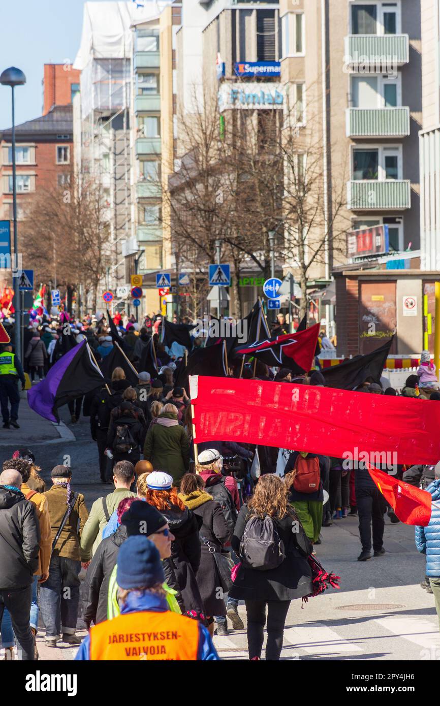 Bannière rouge lors du traitement du jour de mai à Tampere en Finlande Banque D'Images