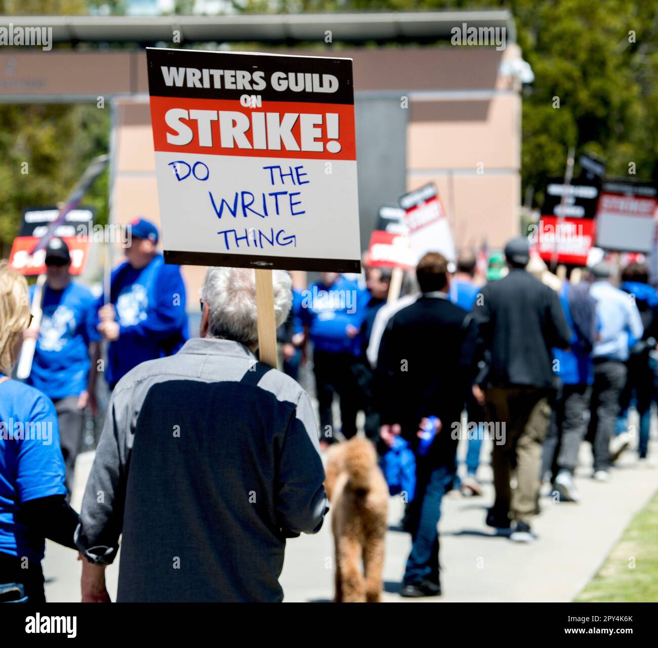 Los Angeles, Californie, États-Unis. 02nd mai 2023. Les auteurs de films et de télévision prennent les lignes de piquetage à l'extérieur de Fox Studios après que la Guilde des écrivains d'Amérique a autorisé une grève sur les salaires et d'autres questions. Les négociations entre la WGA et l'Alliance of Motion Picture & Television Producers n'ont pas abouti à un nouveau contrat, et Hollywood fait maintenant face à sa première grève depuis 2007.(Credit image: © Brian Cahn/ZUMA Press Wire) USAGE ÉDITORIAL UNIQUEMENT ! Non destiné À un usage commercial ! Crédit : ZUMA Press, Inc./Alay Live News Banque D'Images