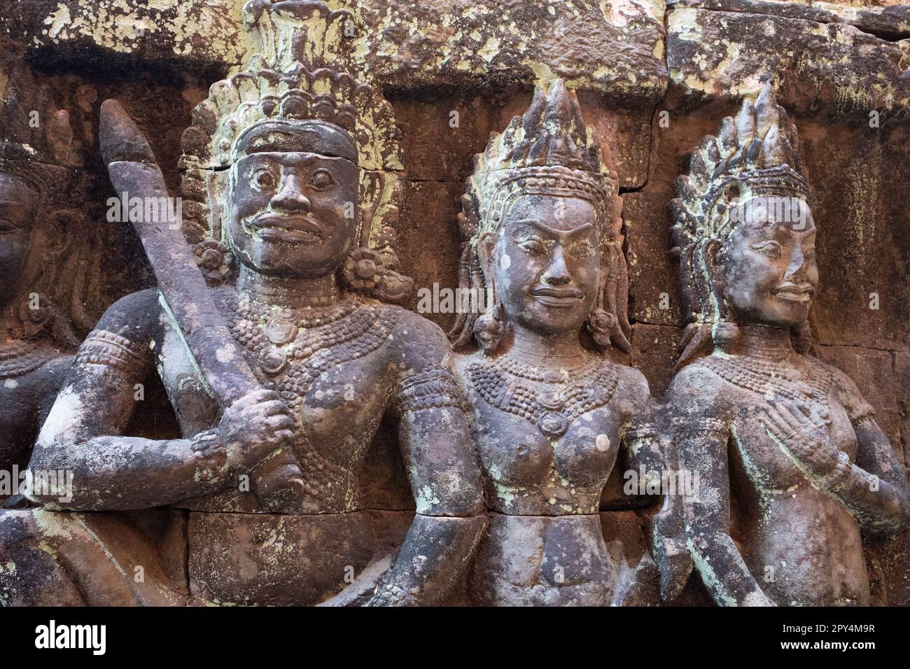 Cambodge: Souverain et consorts sur un bas-relief intérieur de la terrasse du Roi Leper, Angkor Thom. La terrasse du Roi Leper a été construite pendant le règne du Roi Jayavarman VII Angkor Thom, signifiant "la Grande ville", est situé à un mile au nord d'Angkor Wat. Il a été construit à la fin du XIIe siècle par le roi Jayavarman VII, et couvre une superficie de 9 km², à l'intérieur desquels sont situés plusieurs monuments des époques antérieures ainsi que ceux établis par Jayavarman et ses successeurs. On croit qu'il a soutenu une population de 80,000 à 150,000 personnes. Banque D'Images