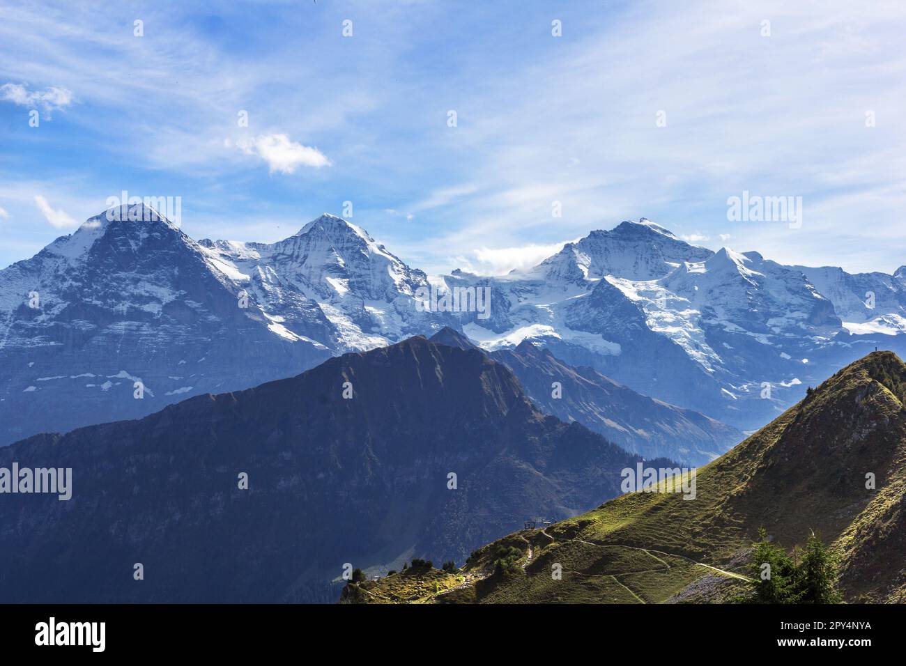 Vue de Schynige Platte sur les célèbres chaînes de montagnes Eiger, Mönch et Jungfrau dans les alpes suisses. Banque D'Images