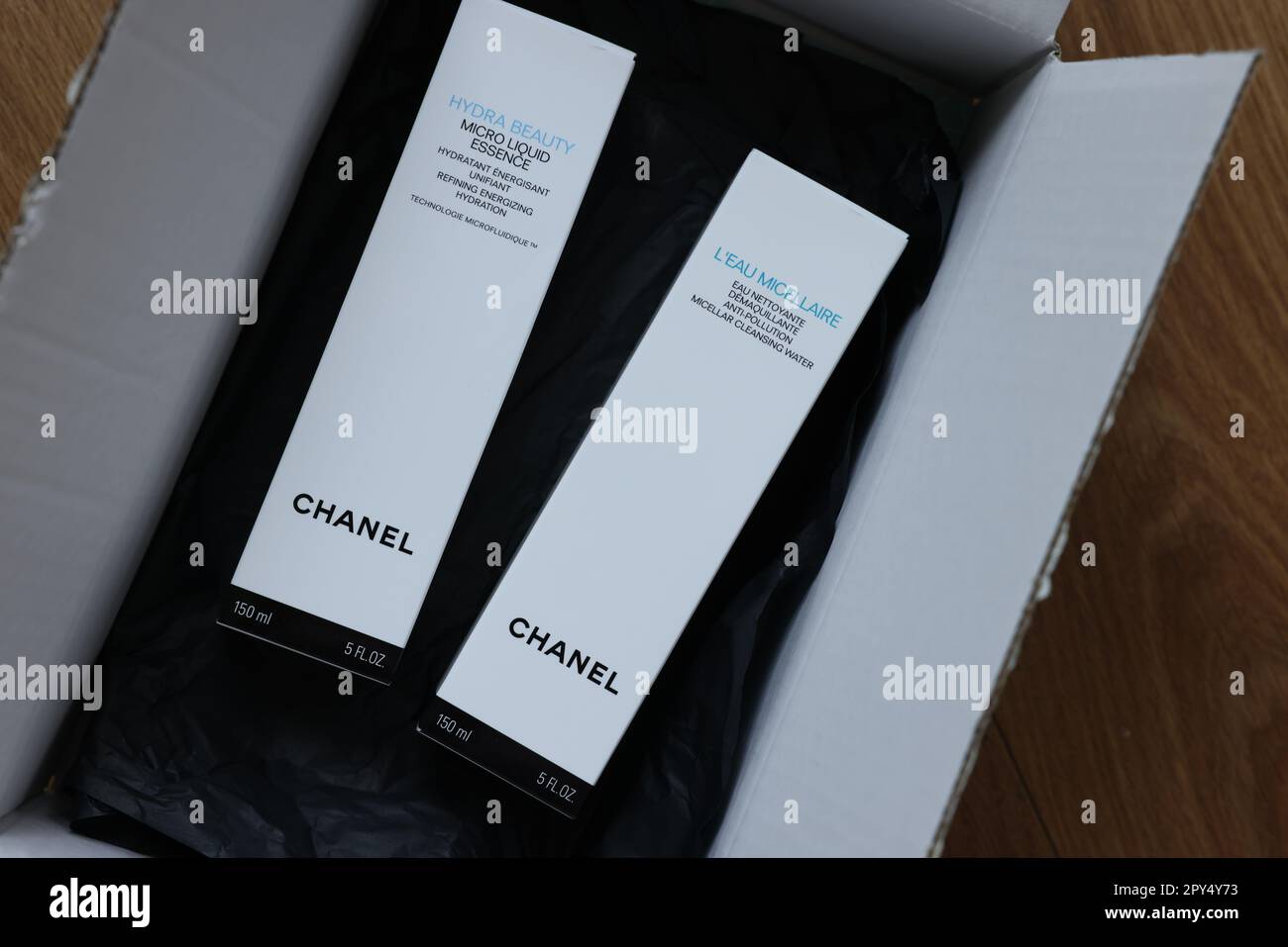 PAYS-BAS, LEIDEN - 12 JUILLET 2022 : eau micellaire Chanel et micro-essence  liquide dans une boîte sur une table en bois, vue du dessus Photo Stock -  Alamy
