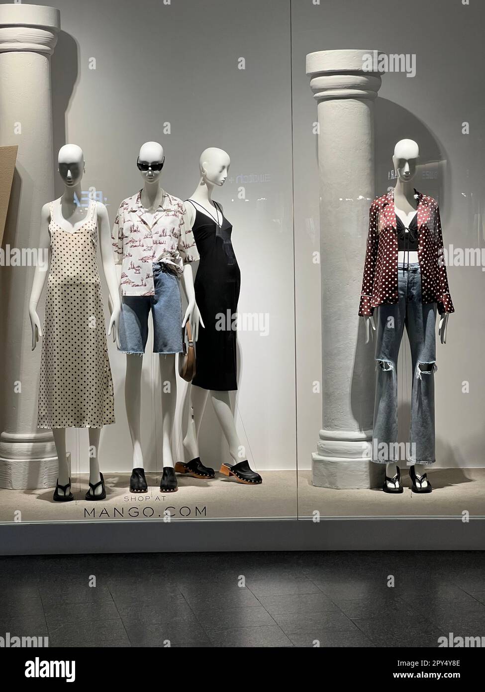 VARSOVIE POLOGNE 17 JUILLET 2022 exposition de magasins Mango avec vetements pour femmes dans le centre commercial Photo Stock Alamy
