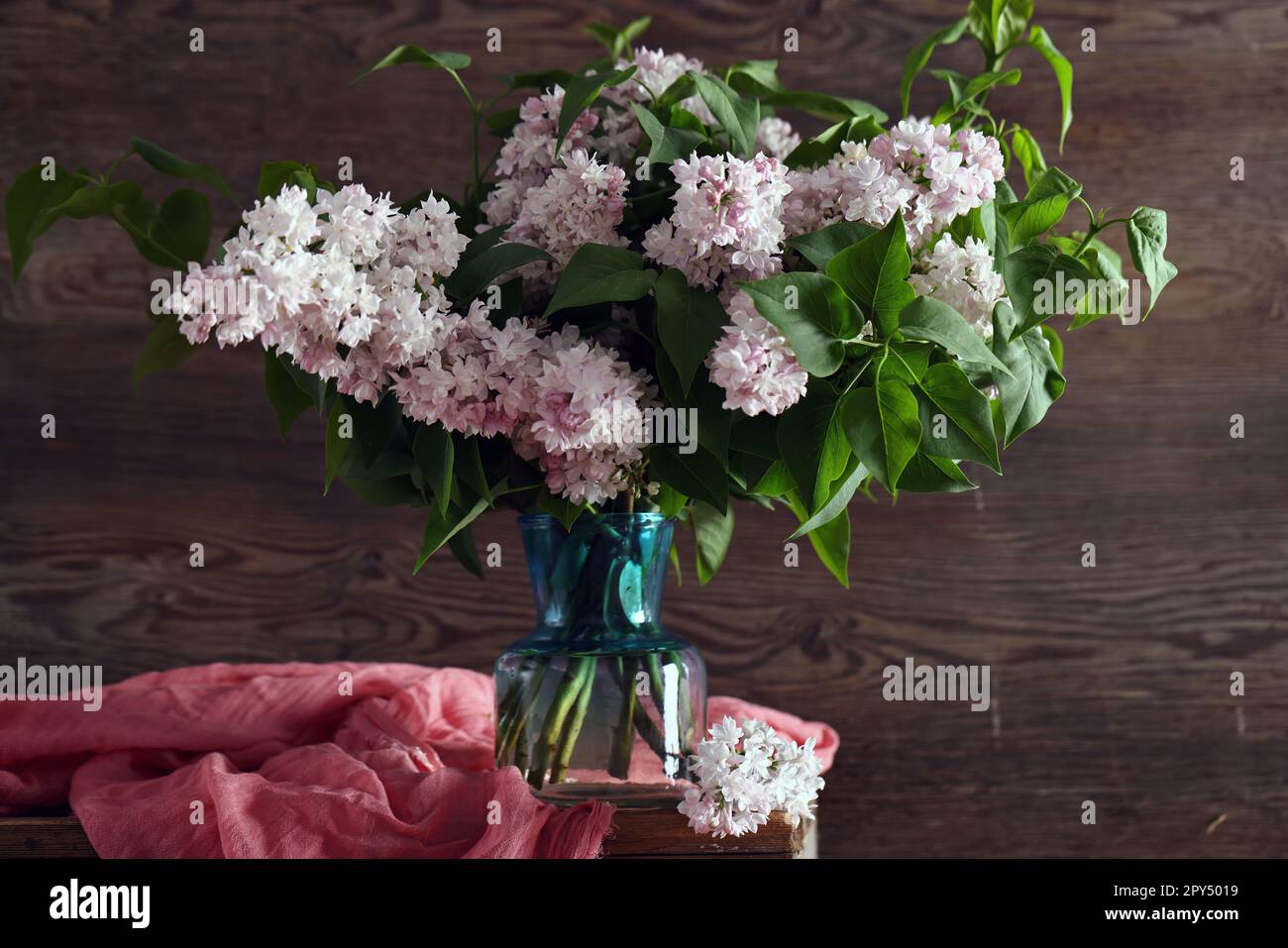 encore la vie avec un bouquet de lilas pour la décoration Banque D'Images