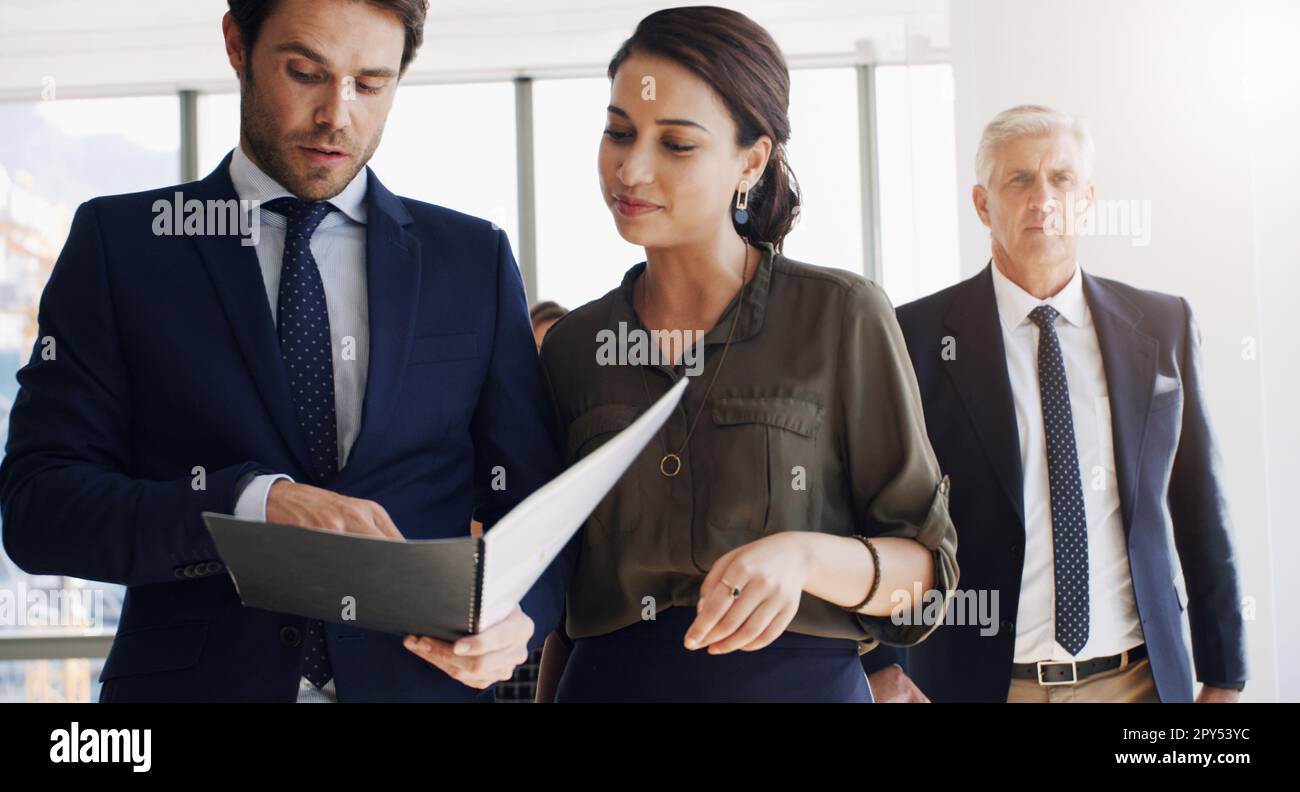 Passons au-dessus avant le début de la réunion. deux hommes d'affaires discutent de quelque chose en marchant ensemble. Banque D'Images