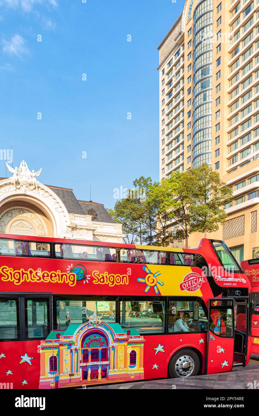 Bus touristique à double étage devant l'Opéra, le centre-ville de Saigon, le Vietnam Banque D'Images