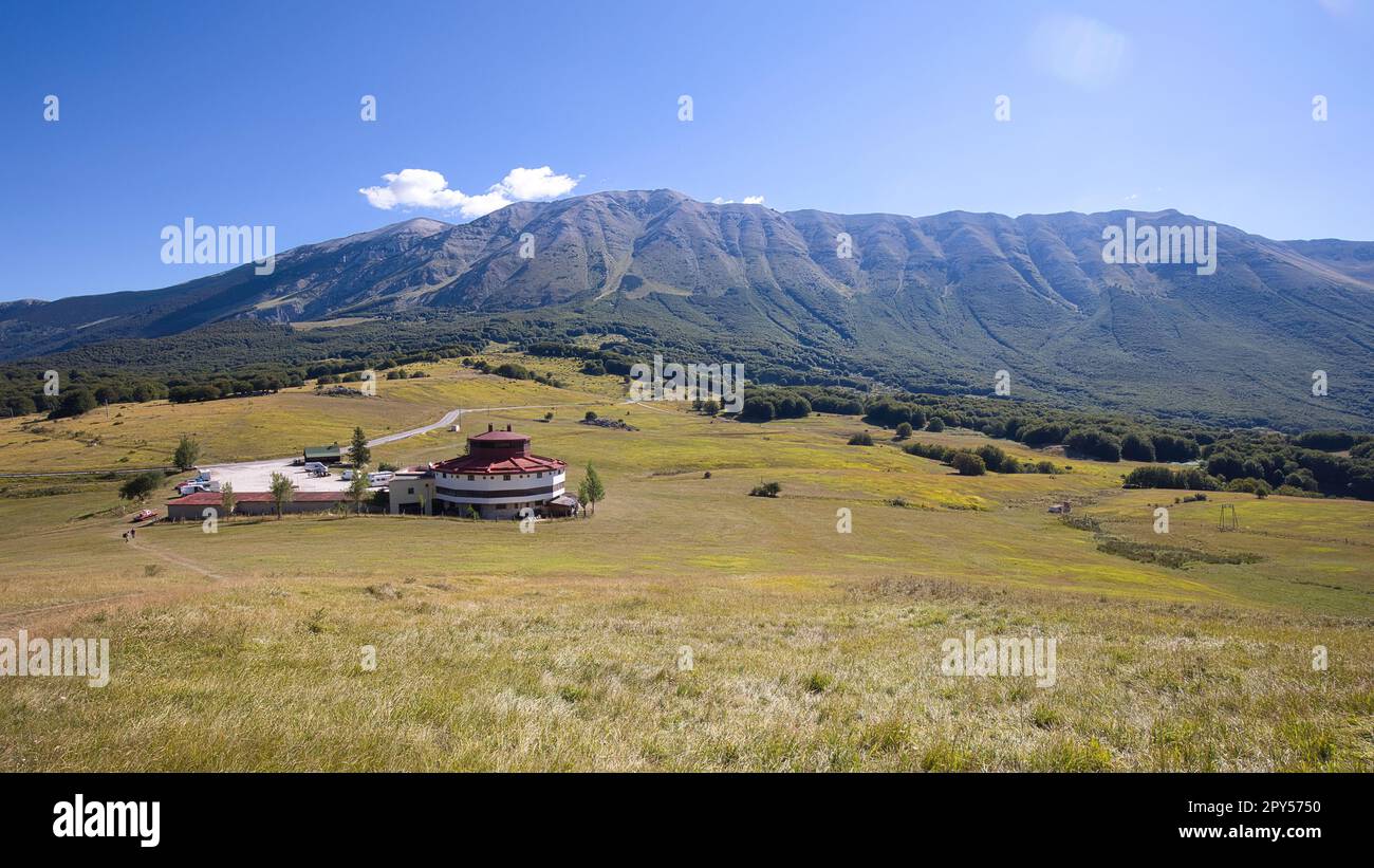 Vue sur le Passo San Leonardo et le massif du Monte Amaro dans la province de l'Aquila en Italie. Banque D'Images