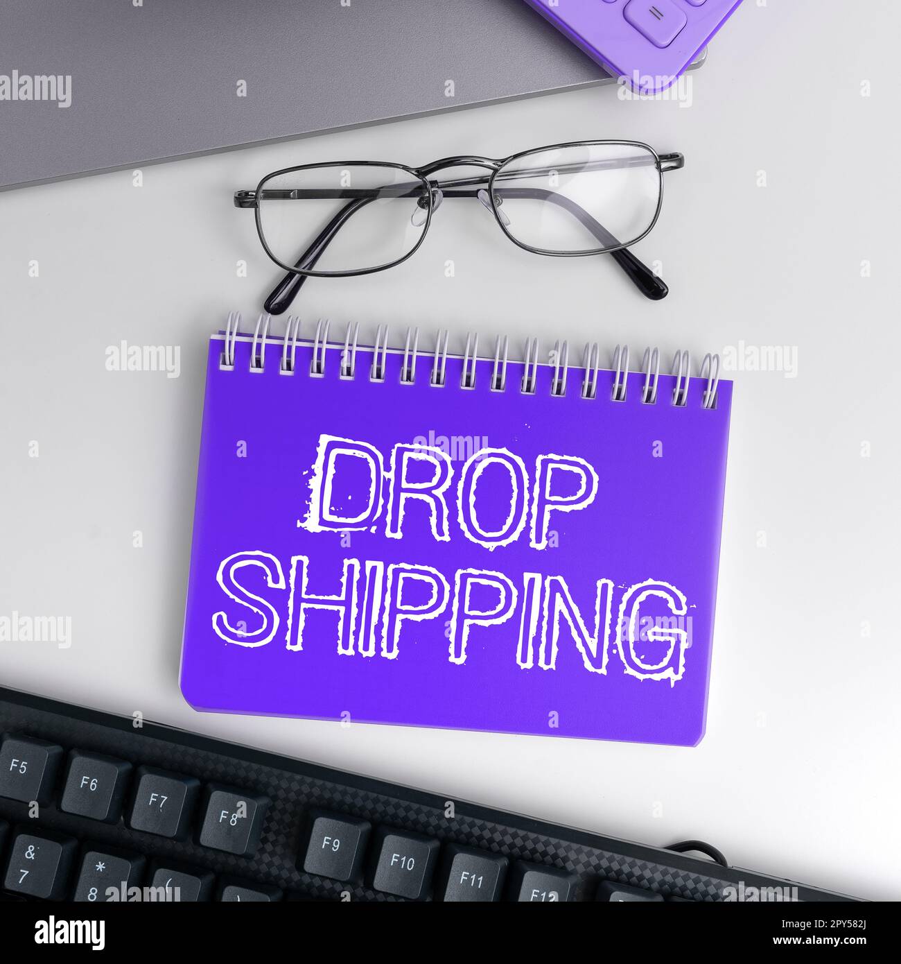Texte indiquant l'expédition de la goutte d'inspiration. Vitrine commerciale pour envoyer des marchandises d'un fabricant directement à un client plutôt qu'au détaillant Banque D'Images