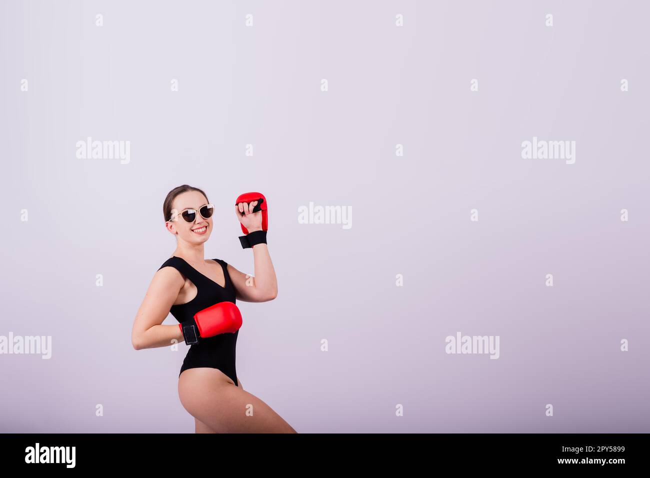 Portrait studio d'une caleçons femme en body avec gants Banque D'Images