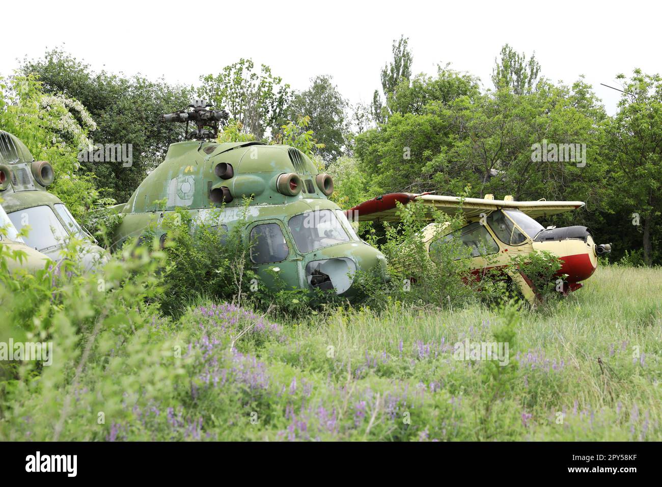 L'hélicoptère militaire russe Mil mi-2 Hoplite a été abandonné. cotter d'air cassé Banque D'Images