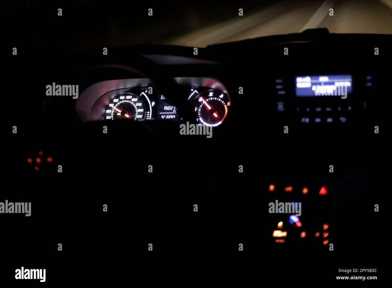 Tableau de bord lumineux pour la conduite de nuit Banque D'Images