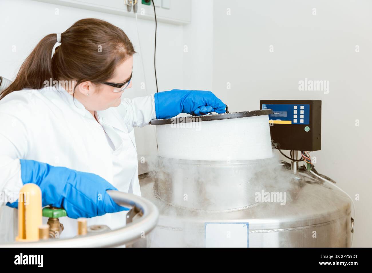 Scientifique utilisant des machines à azote liquide Banque D'Images