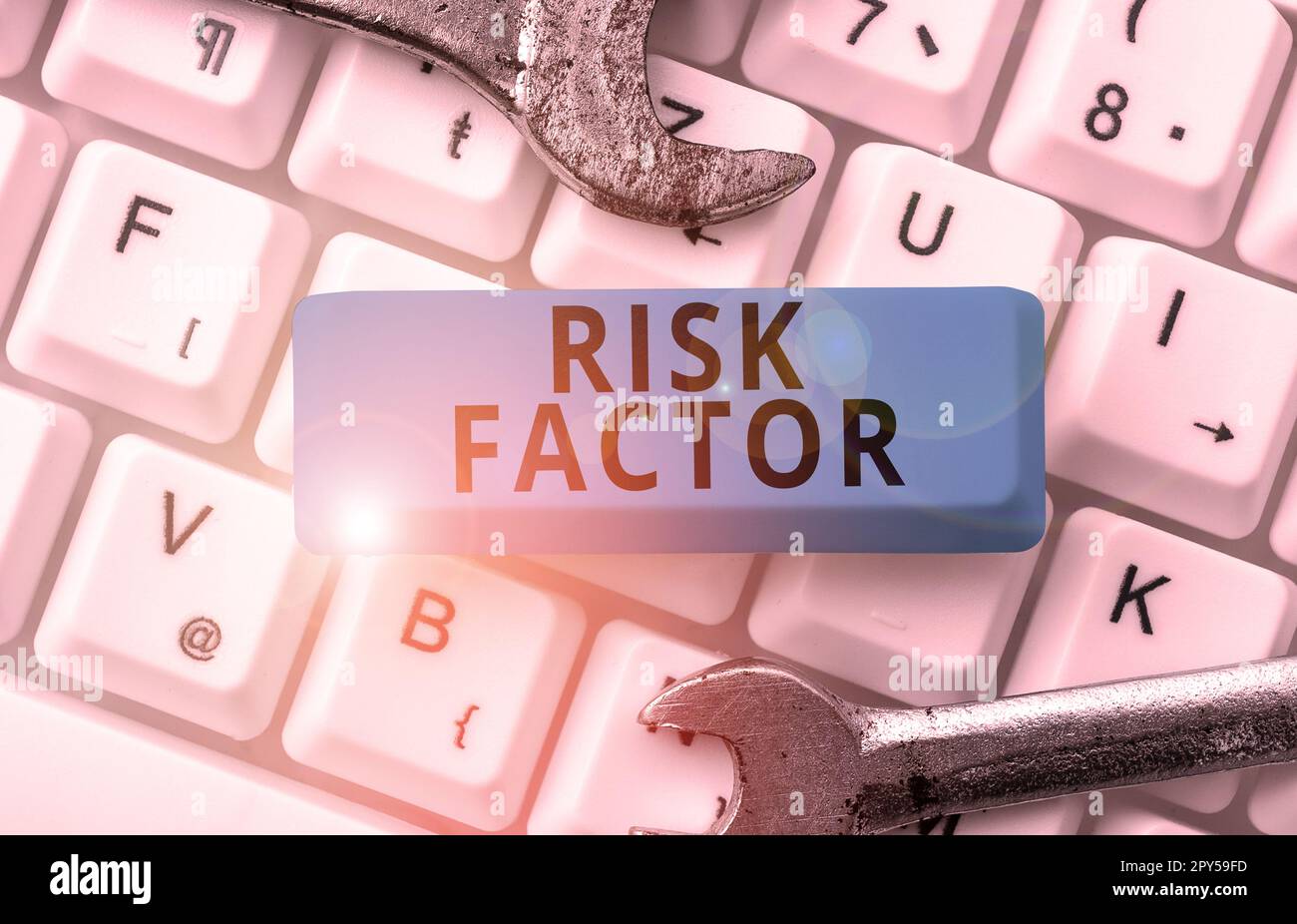 Facteur de risque du texte d'écriture manuscrite. Concept qui signifie quelque chose qui augmente les chances d'une personne de développer une maladie Banque D'Images