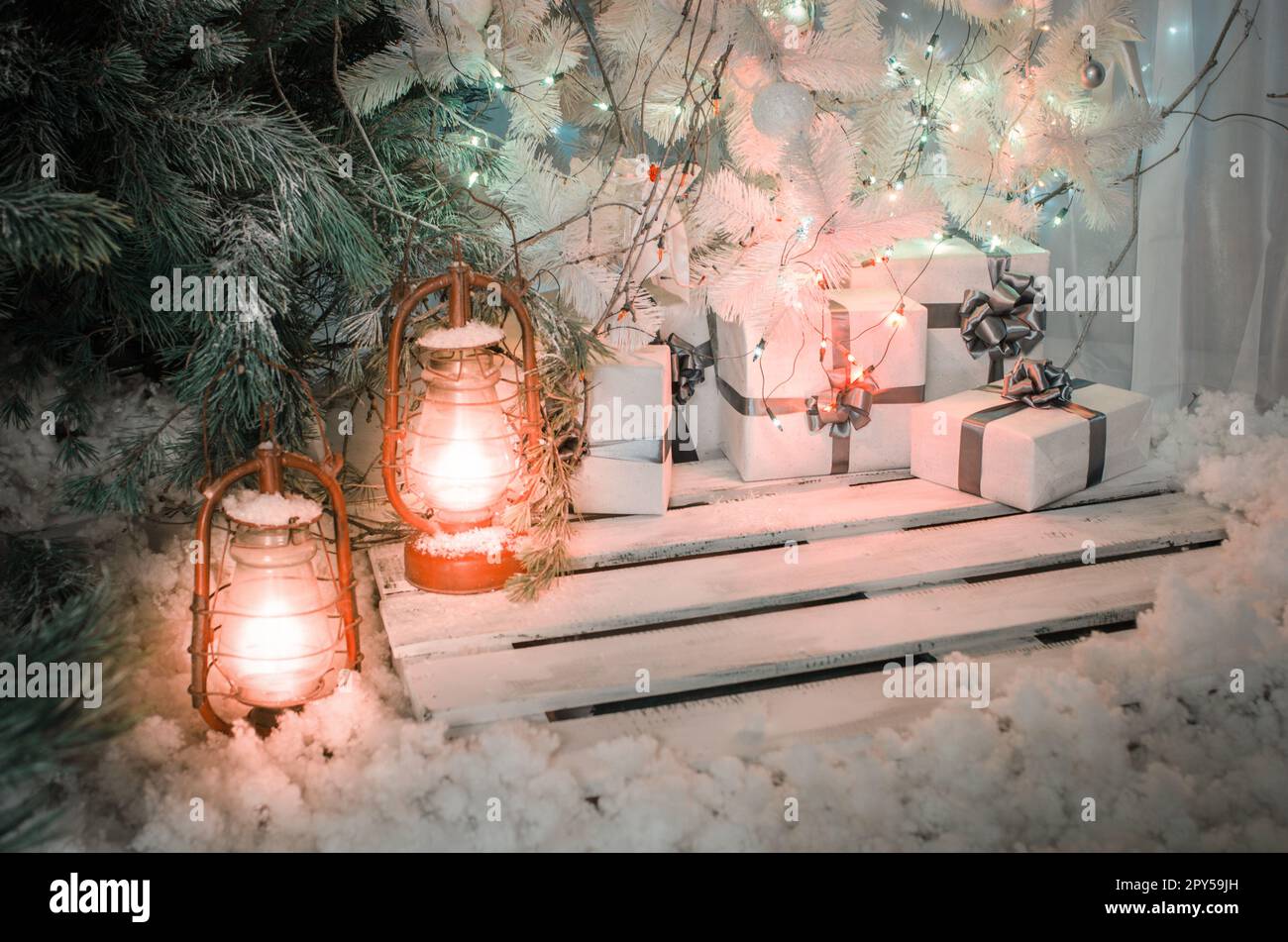 Décorations de Noël claires. Un magnifique arbre du nouvel an avec des balles et des boîtes-cadeaux.photo en studio, décoration du nouvel an, forêt de fées, 2018 Banque D'Images