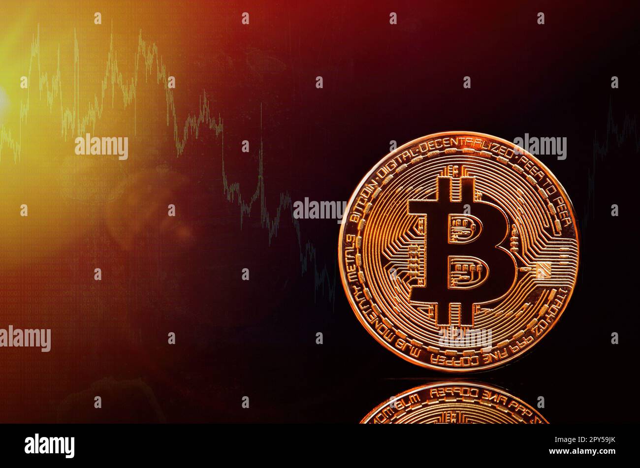 Bitcoin et le nouveau concept de l'argent virtuel. Bitcomes d'or avec des graphiques et numériques. Pièce d'or avec la lettre de l'insigne. La technologie de connexion ou un blocage. Fond d'or Banque D'Images