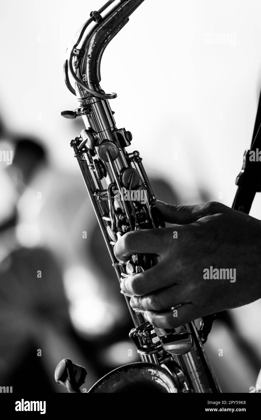 saxophone dans la main du musicien. Photographie en noir et blanc Banque D'Images