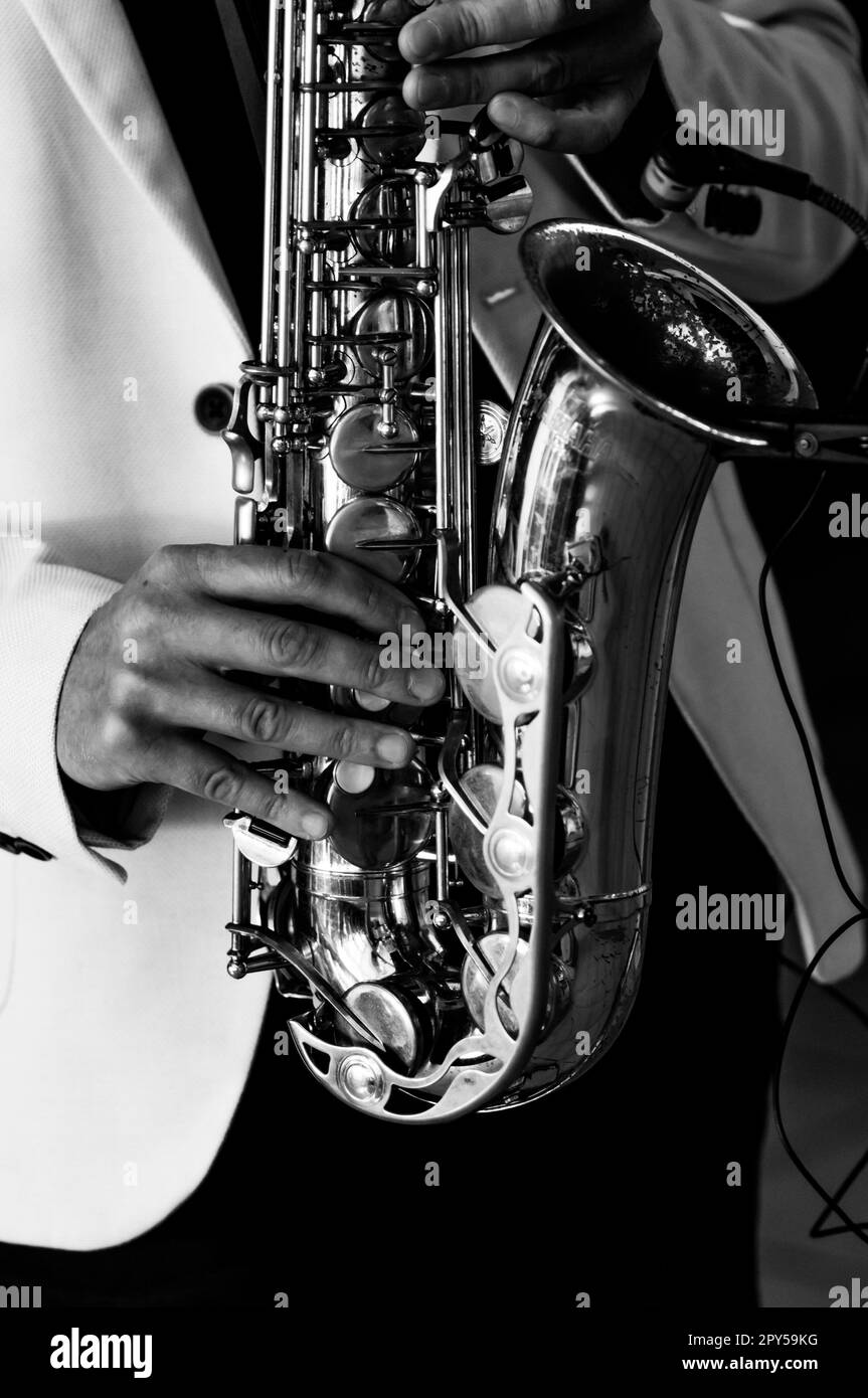 Saxophone saxophoniste jouant de l'instrument de musique de jazz musicien de jazz jouant du sax alto Banque D'Images