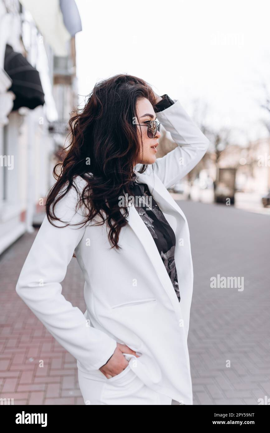Street Fashion - un portrait d'une belle jeune femme marchant autour de la ville. Le modèle est orienté vers le côté. Banque D'Images