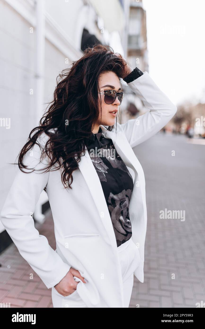 Street Fashion - un portrait d'une belle jeune femme marchant autour de la ville. Le modèle est orienté vers le côté. Banque D'Images