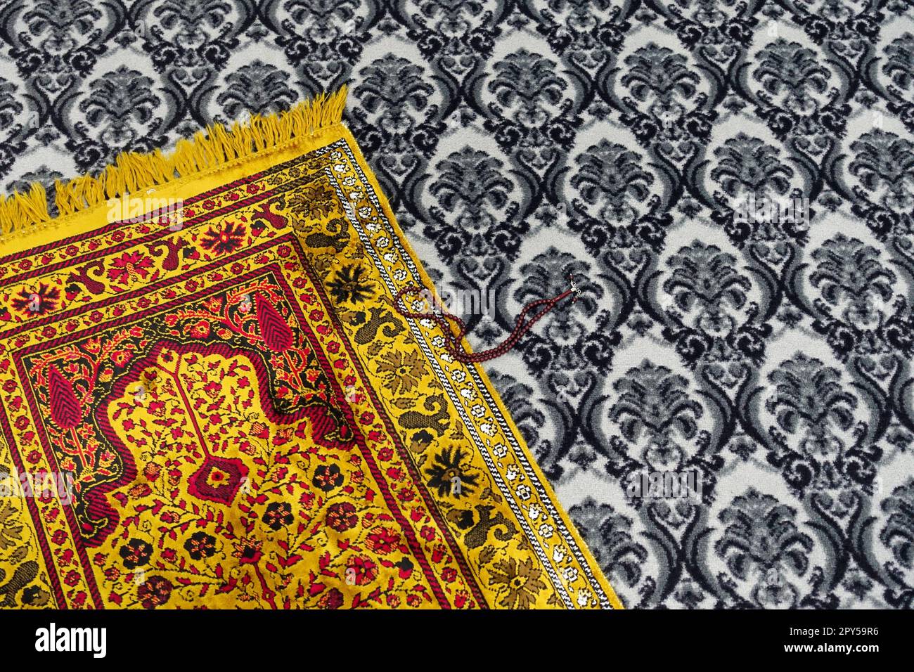 Tapis de rosaire et de prière, la prière est exécutée sur le tapis de prière mis en place dans la masjid Banque D'Images